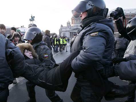На митинге оппозиции в Петербурге задержано 370 человек